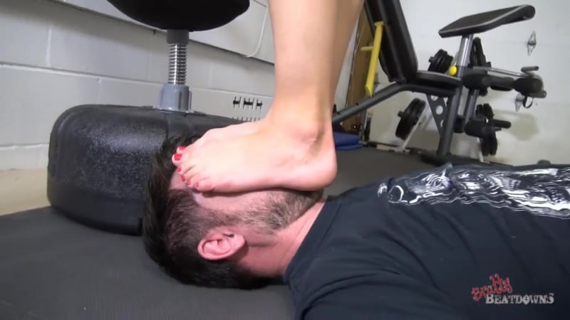 Nikki próximo pé engasgos adoração de pés fetiche pés dominação femdom escravo lambendo corno corno scissorhold